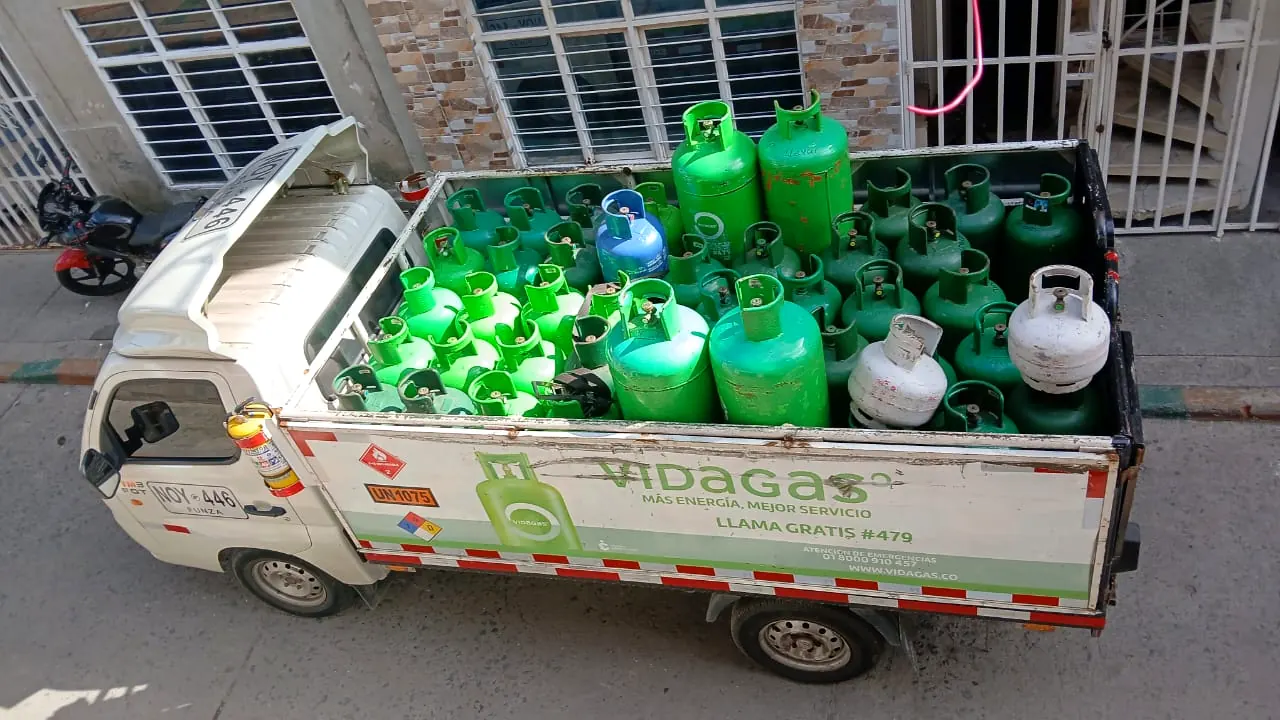 Camión de GasApp cargado con cilindros de gas